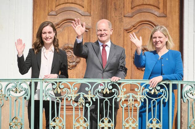 News Themen der Woche KW18 News Bilder des Tages Klausurtagung des Bundeskabinetts im Gästehaus Meseberg Olaf Scholz (Bundeskanzler, SPD) begrüßt die Ministerpräsidentin der Republik Finnland Sanna Marin sowie die Ministerpräsidentin des Königreichs Schweden Magdalena Andersson zur Klausurtagung am 03.05.2022 in Meseberg. Meseberg Brandenburg Deutschland *** Retreat of the Federal Cabinet in the Guest House Meseberg Olaf Scholz Chancellor, SPD welcomes the Prime Minister of the Republic of Finland Sanna Marin and the Prime Minister of the Kingdom of Sweden Magdalena Andersson to the retreat on 03 05 2022 in Meseberg Meseberg Brandenburg Germany