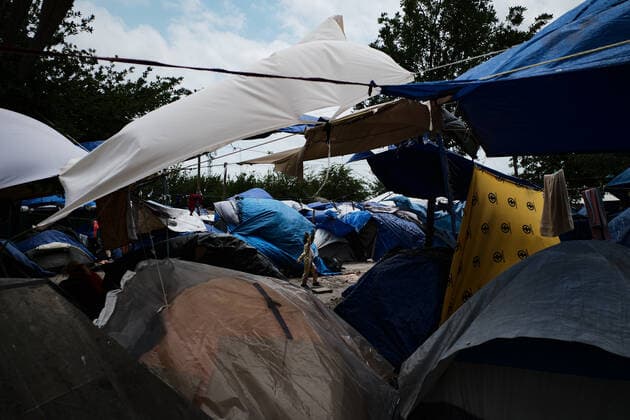 (220503) -- REYNOSA, May 3, 2022 -- A migrant kid walks through tents at a migrant camp in Reynosa, Tamaulipas, Mexico, May 2, 2022. ) MEXICO-REYNOSA-U.S.-BORDER-MIGRANTS XinxYuewei 