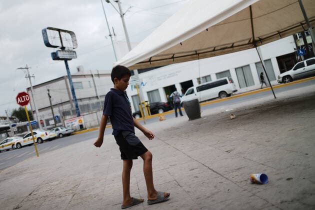 (220503) -- REYNOSA, May 3, 2022 -- A migrant kid plays at a migrant camp in Reynosa, Tamaulipas, Mexico, May 2, 2022. ) MEXICO-REYNOSA-U.S.-BORDER-MIGRANTS XinxYuewei 