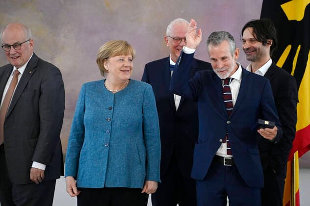 Bilder des Jahres 2022, Entertainment 05 Mai Entertainment Themen der Woche KW18 Entertainment Bilder des Tages Volker Kauder, Angela Merkel und Ulrich Matthes bei der Verleihung des Verdienstkreuzes 1. Klasse des Verdienstordens der Bundesrepublik Deutschland an Ulrich Matthes durch den Bundespräsidenten im Schloss Bellevue. Berlin, 03.05.2022 *** Volker Kauder, Angela Merkel and Ulrich Matthes at the award of the Cross of Merit 1st Class of the Order of Merit of the Federal Republic of Germany to Ulrich Matthes by the Federal President at Bellevue Palace Berlin, 03 05 2022 Foto:xF.xKernx xFuturexImage