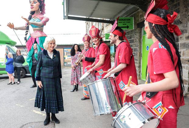 Bilder des Jahres 2022, Entertainment 05 Mai Entertainment Themen der Woche KW18 Entertainment Bilder des Tages . 03 05 2022. Manchester, United Kingdom. Camilla, Duchess of Cornwall ,during a visit to Manchester, United Kingdom, as part of a pre Platinum Jubilee Big Lunch where she met carnival performers  xPoolx xi-Imagesx IIM-23369-0005
