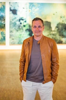Dieter Nuhr stellt Bilder im Hagener Karl-Ernst-Osthaus-Museum aus Der als Kabarettist bekannte TV-Star Dieter Nuhr zeigt seine Bilder im Karl-Ernst-Osthaus-Museum. Wesentlicher Teil der Werkschau sind Exponate aus der den vergangenen zwei Jahren. In der Wanderausstellung Von Fernen umgeben werden Bilder gezeigt, die wirken, als seien sie konventionell mit Pinsel und Farbe geschaffen worden. Der studierte Maler arbeitet jedoch schon seit Langem mit Digitaler Fotografie und komponiert seine Bilder auf dem Tablet PC. Die elektronischen Gemälde basieren auf Fotos, die während Nuhrs Reisen in über 90 Länder entstanden sind. Nach der Station in Hagen werden die überlebensgroßen Bilder zunächst in Venedig, danach in Dakar gezeigt. Ha