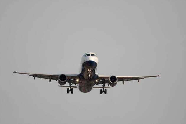 IMAGO Creative: Welttourismustag am 27. September Commercial aircraft landing , 2012735.jpg, plane, air, airplane, fly, sky, aircraft, clear, blue, cloud, vehicle, jet, jetplane, travel, business, transport, transportation, vacation, trip, holiday, journey, public, industry, land, take, off, airport, leave, rise. high, arrive, aviation, flying, commercial, deep, abroad, deliver, delivery, logistics, schedule, civil, airliner, tourism, arrival, departure, depart, gear, destination, passenger, traveler, side,