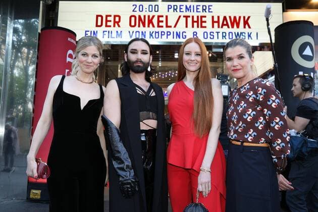 Entertainment Themen der Woche KW18 Entertainment Bilder des Tages 03.05.2022, Gartenbaukino, DER ONKEL THE HAWK Premiere , Michael Ostrowski & Helmut Köppings neues Filmereignis im Bild: Hilde Dalik, Conchita, Barbara Meier, Anke Engelke, DER ONKEL THE HAWK Premiere *** 03 05 2022, Gartenbaukino, DER ONKEL THE HAWK Premiere , Michael Ostrowski Helmut Köppings new film event in the picture Hilde Dalik, Conchita, Barbara Meier, Anke Engelke, DER ONKEL THE HAWK Premiere