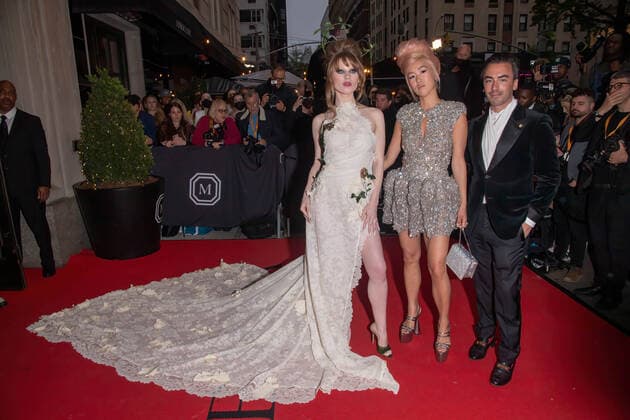 May 2, 2022, New York, United States: Ivy Getty (L) departs The Mark Hotel for 2022 Met Gala on May 02, 2022 in New York City. New York United States - ZUMAs197 20220502_zaa_s197_480 Copyright: xRonxAdarx
