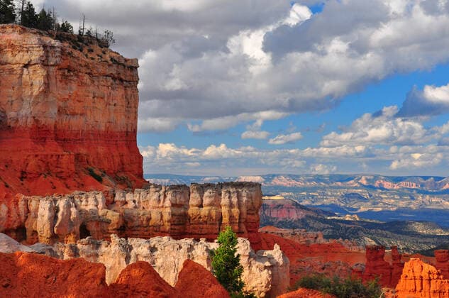 IMAGO Nature: Unsere Erde, Naturschutz, Naturschutzgebiete in Nordamerika Red Sandstone Canyon cliffs at Bryce Canyon national park, Utah , 2157267.jpg, adventure, america, attraction, beautiful, beauty, blue, breathtaking, bryce, canyon, desert, destination, dramatic, erosion, formation, fun, geology, grand, hike, hiking, hoodoo, landscape, mountain, national, nature, panorama, park, peaceful, photography, postcard, pretty, red, rock, sand, sandstone, serene, sky, southwest, stone, tourism, tourist, tranquil, travel, usa, utah, vacation, view, viewpoint, vista, wild, wilderness,
