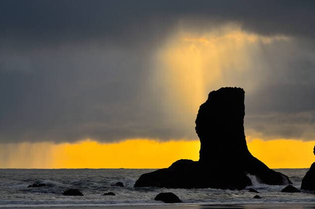 IMAGO Nature: Unsere Erde, Naturschutz, Naturschutzgebiete in Nordamerika Shaft of light breaks through the cloud at Second Beach , 2157271.jpg, second, beach, shaft, light, travel, tourism, olympic, national, park, nature, landscape, coast, ocean, sea, reflection, stack, horizontal, nobody, seastack, sea stack, twilight, water, outdoor, wave, surf, place, area, seascape, popular, wilderness, tide, walk, hike, camping, rugged, beauty, sunset, ray, clouds, storm, rain, postcard, america, yellow, usa, sand,