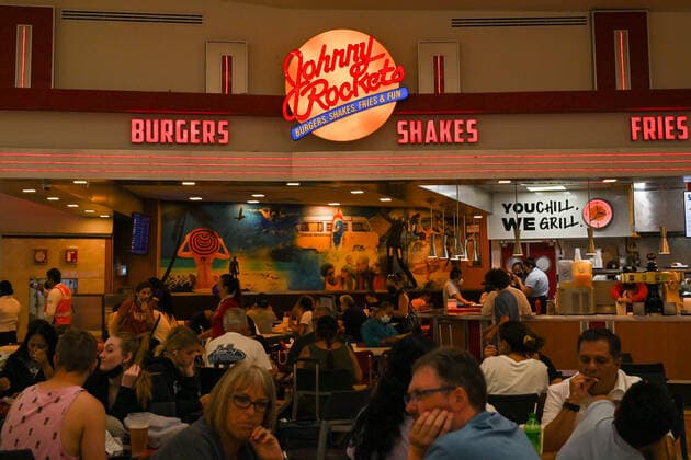 Cancun Airport During The Covid-19 Pandemic Johnny Rockets restaurant at the Terminal 2 of Cancun International Airport. On Monday, 30 April 2022, in Cancun International Airport, Cancun, Quintana Roo, Mexico. Cancun Mexico  Copyright: xArturxWidakx originalFilename: widak-dailylif220502_npPah.jpg