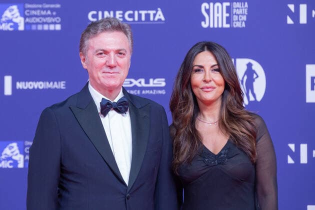 Verleihung des David di Donatello-Preises 2022 in Rom Italy: Red Carpet of David di Donatello 2022 Awards ceremony Sabrina Ferilli and Flavio Cattaneo attend the red carpet of David di Donatello 2022 awards ceremony in Rome Rome Italy Copyright: MatteoxNardone