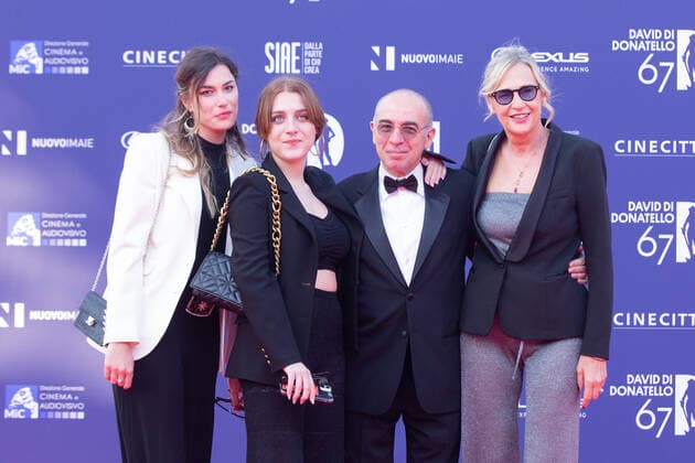Verleihung des David di Donatello-Preises 2022 in Rom Italy: Red Carpet of David di Donatello 2022 Awards ceremony Giuseppe Tornatore with his wife Roberta Pacetti and his daughters attends the red carpet of David di Donatello 2022 awards ceremony in Rome Rome Italy Copyright: MatteoxNardone