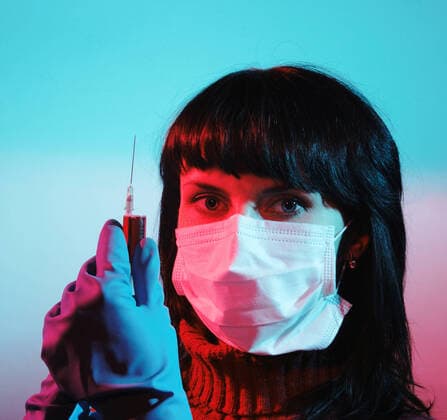 IMAGO Creative: Lokalhelden - Gesundheits- und Rettungskräfte Medicine doctor with medical syringe in hands, A(H1N1), model released, , 2314239.jpg, aid, background, care, clinic, clinical, cure, doctor, dose, drop, drug, equipment, female, finger, flu, glove, hand, health, healthcare, holding, hospital, human, ill, illness, injection, isolated, laboratory, liquid, mask, medical, medicine, needle, nurse, one, people, person, plastic, portrait, professional, science, surgeon, syringe, treatment, uniform, vaccination, vaccine, virus, white, woman, work, worker,