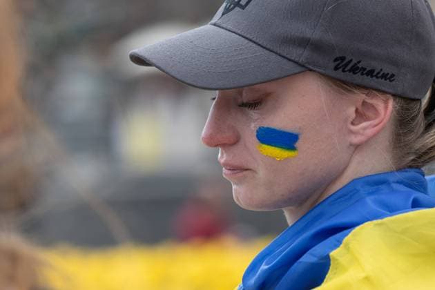 News Themen der Woche KW18 News Bilder des Tages Ukraine-Konflikt, Rettet das Militär von Mariupol Kundgebung in Kiew May 3, 2022, Kyiv, Ukraine: A young woman with a flag of Ukraine painted on her cheek seen crying during the demonstration. Wives, mothers, kids of Ukrainian soldiers and members of Azov Battalion in Mariupol gathered at the Independence square to call on world leaders to help organize a humanitarian corridor for the evacuation of civilians and Ukrainian military from the besieged city of Mariupol to neutral countries. Kyiv Ukraine - ZUMAs197 20220503_zaa_s197_412 Copyright: xMykhayloxPalinchakx