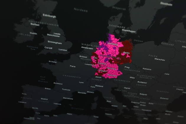 Dashboard des RKI, die 7-Tage-Inzidenz liegt nun bei 591,8 7-Tage-Inzidenz, Dashboard des RKI auf einem Monitor am 04.05.2022 in Siegen Deutschland.