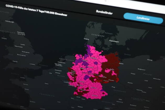 Dashboard des RKI, die 7-Tage-Inzidenz liegt nun bei 591,8 7-Tage-Inzidenz, Dashboard des RKI auf einem Monitor am 04.05.2022 in Siegen Deutschland.