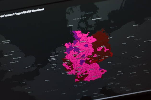 Dashboard des RKI, die 7-Tage-Inzidenz liegt nun bei 591,8 7-Tage-Inzidenz, Dashboard des RKI auf einem Monitor am 04.05.2022 in Siegen Deutschland.
