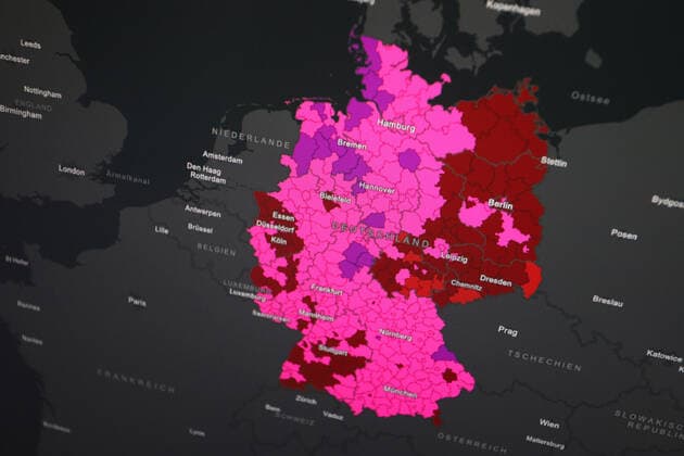 Dashboard des RKI, die 7-Tage-Inzidenz liegt nun bei 591,8 7-Tage-Inzidenz, Dashboard des RKI auf einem Monitor am 04.05.2022 in Siegen Deutschland.
