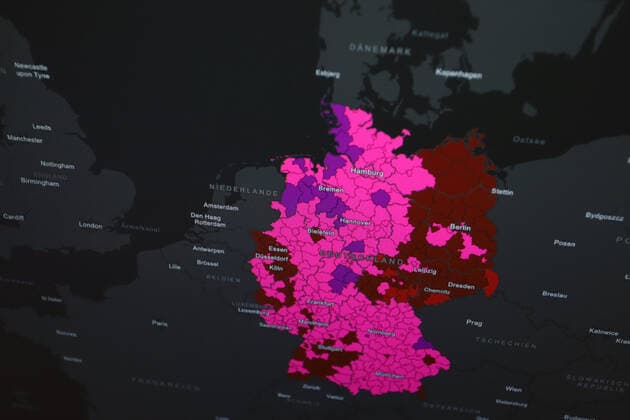 Dashboard des RKI, die 7-Tage-Inzidenz liegt nun bei 591,8 7-Tage-Inzidenz, Dashboard des RKI auf einem Monitor am 04.05.2022 in Siegen Deutschland.