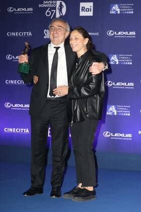 Foto IPP Pizzi Paolo Roma 03-05-2022 cerimonia di consegna del 67 David Di Donatello premio del cinema italiano In foto: Silvio Orlando, miglior attore protagonista e la moglie Laura Rondanini Italy Photo Press - World Copyright