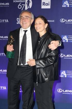 Foto IPP Pizzi Paolo Roma 03-05-2022 cerimonia di consegna del 67 David Di Donatello premio del cinema italiano In foto: Silvio Orlando, miglior attore protagonista e la moglie Laura Rondanini Italy Photo Press - World Copyright