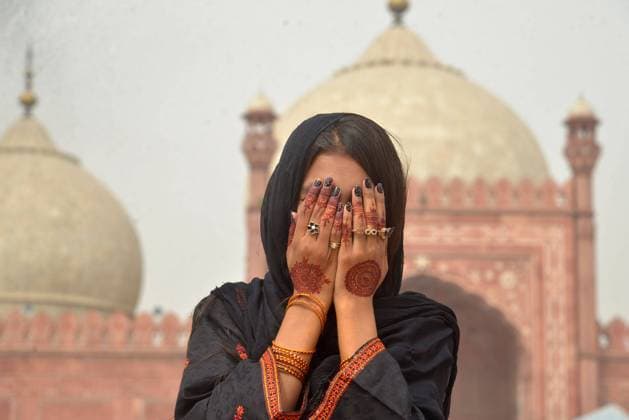 Pakistan: The end of the holy fasting month of Ramadan Pakistani devotees Muslim offering special morning prayers on the eve of Eid al-Fitr that marks the end of the holy fasting month of Ramadan at the historic Badshahi Mosque in Lahore. Head and khateeb of historic al Badshahi Mosque Hazrat Molana Abdul Khabir Azad addressing to devotees people on the occasion of Eid al-Fitr. Lahore Punjab Pakistan Copyright: RanaxSajidxHussain
