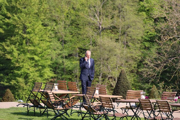 Bundeskabinett und Gaeste , Germany, Meseberg, Brandenberg, Gaestehaus der Bundesregierung, Bundeskanzler Olaf Scholz mit dem Bundeskabinett auf Klusuertagung und im Garten. So telefoniert er und Volker Wissing parralel. Das Kabinett auf dem Weg zum Kabinettstisch, der Kanzler und Volker Wissing telefonieren alleine im Garten Meseberg Brandenburg Germany *** Federal cabinet and guests , Germany, Meseberg, Brandenberg, guest house of the Federal Government, Chancellor Olaf Scholz with the Federal cabinet on Klusuertagung and in the garden Thus he and Volker Wissing telephone parralel The cabinet on the way to the cabinet table, the Chancellor and Volker Wissing telephone alone in the garden Meseberg Brandenburg Germany