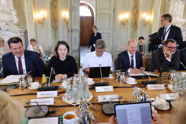 Bilder des Jahres 2022, News 05 Mai News Themen der Woche KW18 News Bilder des Tages Bundeskabinett und Klausurtagung , Germany, Meseberg, Brandenberg, Gaestehaus der Bundesregierung, Bundeskanzler Olaf Scholz mit dem Bundeskabinett auf Klusuertagung hier am Kabinettstisch Meseberg Brandenburg Germany *** Federal cabinet and closed meeting , Germany, Meseberg, Brandenberg, guest house of the federal government, Chancellor Olaf Scholz with the federal cabinet on Klusuertagung here at the cabinet table Meseberg Brandenburg Germany