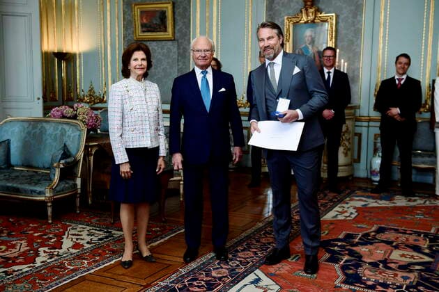 Queen Silvia and King Carl Gustaf hand out the H M The King s medal for merits in sports to Swedish ice hockey player Peter Forsberg at the Royal Palace in Stockholm, Sweden on May 04, 2022 STOCKHOLM SWEDEN x12110x,  Copyright: xPaulxWennerholm TTx THE KING S MEDAL AWARD CEREMONY