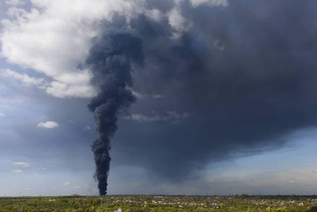 Ukraine-Krieg, Jahrestag der Invasion, Chronologie der Ereignisse, Archivbilder Bilder des Jahres 2022, News 05 Mai News Themen der Woche KW18 News Bilder des Tages Ukraine-Konflikt, Brennendes Ã–l-Depot in Makijiwka in der Region Donetsk MAKEYEVKA, DONETSK PEOPLE S REPUBLIC - MAY 4, 2022: Gray smoke rises over an oil depot hit by fire. The oil depot s surroundings were shelled by the Armed Forces of Ukraine. The Russian Armed Forces are carrying out a special military operation in Ukraine. Peter Kovalev TASS  TS12F8C3