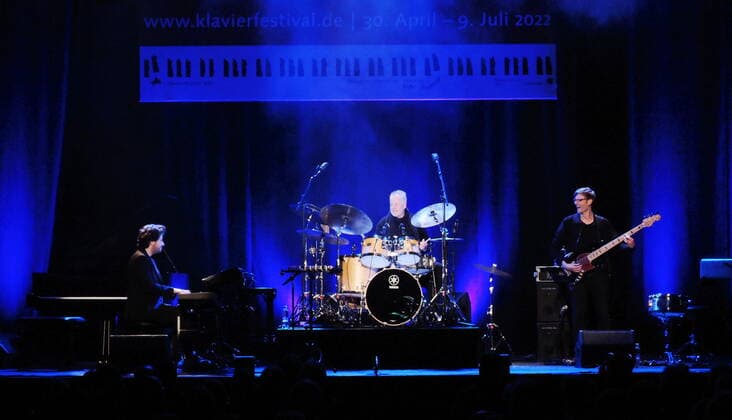 Das Wolfgang Haffner Trio mit Simon Oslender (keyb.), Wolfgang Haffner (dr.) und Thomas Stieger (b.) beim Klavier-Festival Ruhr 2022 im Oberhausener Ebertbad. The Wolfgang Haffner Trio with Simon Oslender (keyb.), Wolfgang Haffner (dr.) and Thomas Stieger (b.) at the Klavier-Festival Ruhr 2022 in Oberhausen. Oberhausen NRW DEU;DE;GERMANY;DEUTSCHLAND;ALLEMAGNE