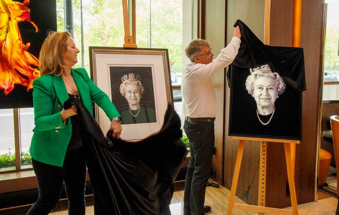 Rob Munday enthüllt anlässlich des Platin-Jubiläums von Königin Elizabeth ein 3D-Porträt . 04 05 2022. London, United Kingdom. Royal Holographer, Rob Munday, unveils a stunnnig new 3D Holographic portrait of Her Majesty Queen Elizabeth, to mark her Platinum Jubilee. The unveiling took lace at 45 Park Lane. The Portrait is named Platinum Queen: Felicity New Portrait of Queen Elizabeth the Second.  xMarkxThomasx xi-Imagesx IIM-23374-0001