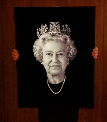 Rob Munday enthüllt anlässlich des Platin-Jubiläums von Königin Elizabeth ein 3D-Porträt . 04 05 2022. London, United Kingdom. Royal Holographer, Rob Munday, unveils a stunnnig new 3D Holographic portrait of Her Majesty Queen Elizabeth, to mark her Platinum Jubilee. The unveiling took lace at 45 Park Lane. The Portrait is named Platinum Queen: Felicity New Portrait of Queen Elizabeth the Second.  xMarkxThomasx xi-Imagesx IIM-23374-0017