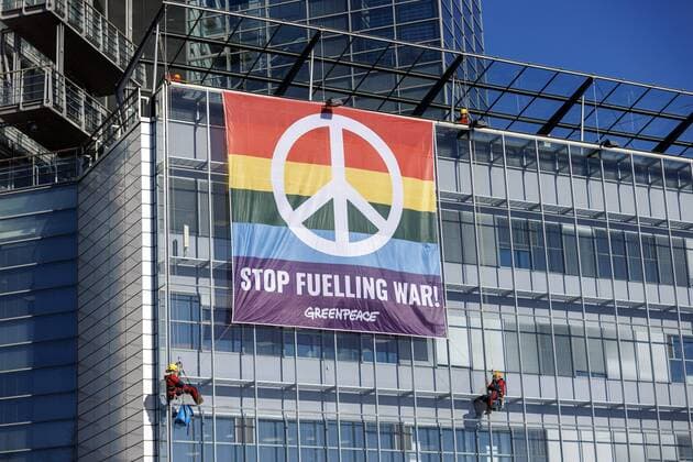 News Themen der Woche KW18 Finnland, Greenpeace Protest an Fortum Zentrale in Espoo Activists from the Greenpeace hung a Stop fuelling war banner on the facade of headquarters of energy company Fortum in Espoo, Finland on Wednesday, 4th May, 2022. Greenpeace demands that Fortum and its subsidiary Uniper stop buying energy from Russia. Espoo Finland  Copyright: xSeppoxSamulix LKFTVX20220504092004XGRI
