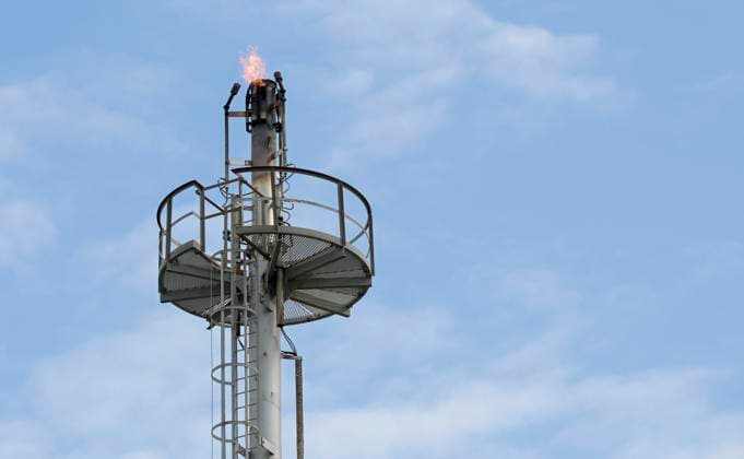 IMAGO Nature: Unsere Erde, Energiequellen, Erdgas Holland, natural gas NETHERLANDS, Friesland, natural gas plant of NAM and Gasunie *** NIEDERLANDE, Friesland, Förderung und Verarbeitung von Erdgas durch Firmen NAM und Gasunie, Gasfackel Netherlands