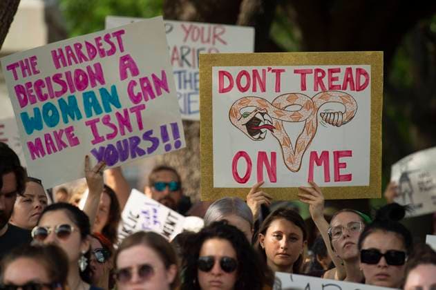 May 3, 2022, Austin, Texas: Abortion rights protesters rally outside of the Texas State Capital in response to the leaked draft of a Supreme Court opinion that would overturn the landmark Roe v. Wade decision that established a constitutional right to abortion. Austin, Texas. Austin United States of America - ZUMAc04_ 20220503_zaf_c04_019 Copyright: xMarioxCantux