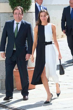 04-05-2022 Merida Queen Letizia with extremadura regional President Guillermo Fernandez attend the 30th meeting of the royal board on disability council and the Queen Letizia 2021 awards in Merida. No Spain Â  Copyright: xPPEx