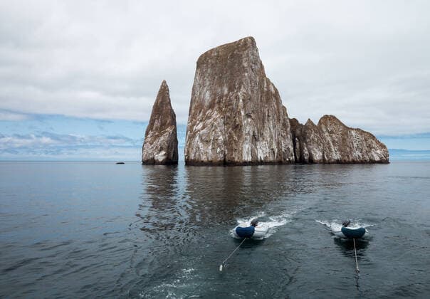 IMAGO Nature: Unsere Erde, Naturschutz, Naturschutzgebiete in Südamerika Inflatable rafts off Sleeping Lion or Leon Dormida rock formation off coast of Galapagos islands , 3228249.jpg, Boat, boats, coast, coastline, dramatic, ecuador, formation, galapagos islands, inflatable, island, leon dormida, marine, marine conservancy, national park, ocean, pacific, raft, reflections, rescue, rock, rocks, sea, sharp, sleeping lion, south america, spectacular, steep, towed, towing,