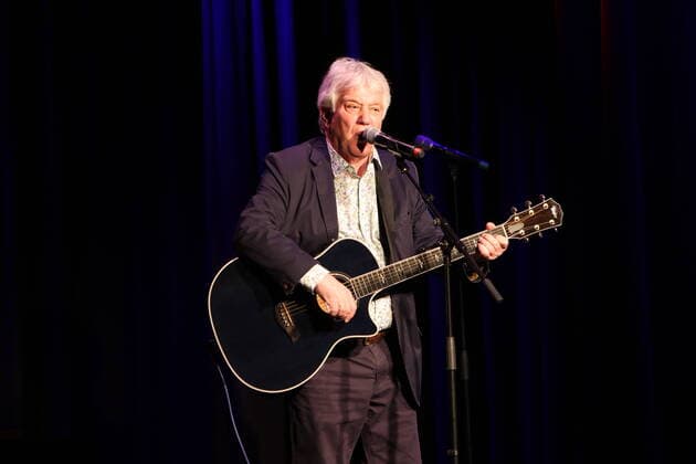 Entertainment Themen der Woche KW18 Entertainment Bilder des Tages Sänger Komponist Musiker Hamburg Rolf Zuckowski wird am 12. Mai 2022 75 Jahre alt, Rolf Zuckowski stellt auf einer Pressekonferenz am 4.5.2022 im Theater Schmidtchen im Stadtteil St. Pauli seine Biografie mit dem Titel Ein bisschen Mut, ein bisschen Glück vor, in der er auch Einblicke in sein Privatleben gewährt. Der erfolgreiche Künstler hat über 20 Millionen Tonträger verkauft und ist aktuell auch auf Social Media dabei: Platz 1 der TikTok Charts mit dem Titel Ich schaff das schon (über 1 Million Klicks), auf YouTube wurde sein Titel Als ich ein Baby war mittlerweile rund 100 Millionen mal angesehen, Hamburg 4.5.2022 *** Singer composer musician Hamburg Rolf Zuckowski will be 75 years old on 12 May 2022, Rolf Zuckowski presents at a pres