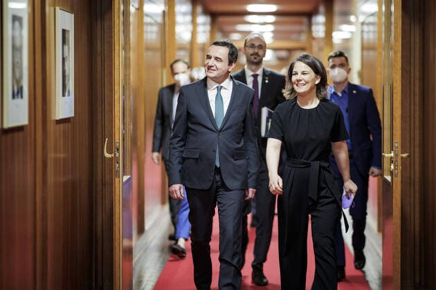 News Themen der Woche KW18 News Bilder des Tages (R-L) Annalena Baerbock, Bundesaussenministerin, empfaengt Albin Kurti, Premierminister der Republik Kosovo, zum Gespraech im Auswaertigen Amt in Berlin, 04.05.2022. Berlin Deutschland *** R L Annalena Baerbock, German Foreign Minister, receives Albin Kurti, Prime Minister of the Republic of Kosovo, for talks at the Foreign Office in Berlin, 04 05 2022 Berlin Germany Copyright: xJaninexSchmitz photothek.dex