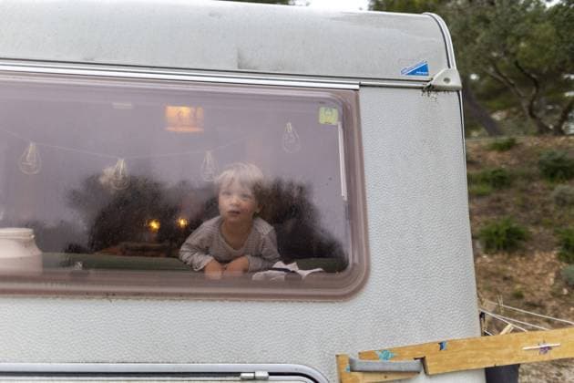 Kind bei Regenwetter in einem Wohnwagen Seget Vranjica Kroatien *** Child in rainy weather in a caravan Seget Vranjica Croatia Copyright: xUtexGrabowsky photothek.dex