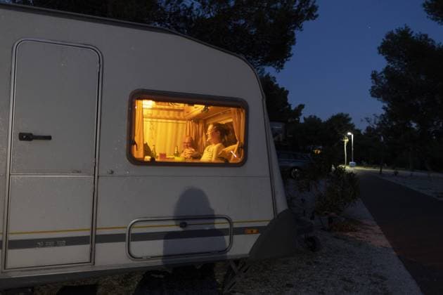 Mann und Frau sitzen bei Nacht in einem Wohnwagen Seget Vranjica Kroatien *** Man and woman sitting in caravan at night Seget Vranjica Croatia Copyright: xUtexGrabowsky photothek.dex