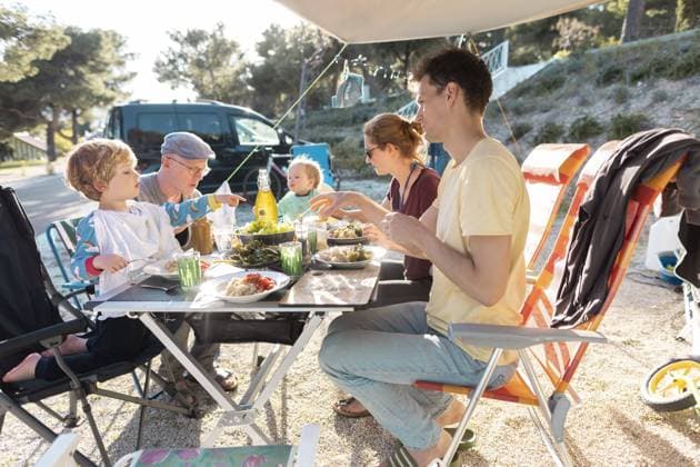 Thema: Familie mit Grossvater beim Camping Seget Vranjica Kroatien *** Theme family with grandfather at camping Seget Vranjica Croatia Copyright: xUtexGrabowsky photothek.dex
