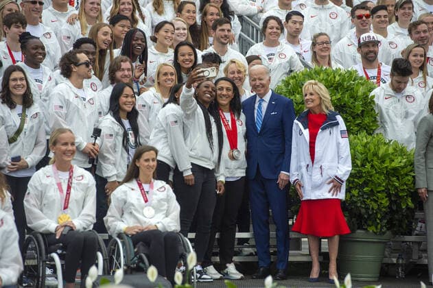 Bilder des Jahres 2022, News 05 Mai News Themen der Woche KW18 President Joe Biden and First Lady Jill Biden take a picture with members of Team USA during a ceremony at the White House to celebrate their participation in the Tokyo 2020 Summer Olympic and Paralympic Games in Washington, DC on Wednesday, May 4, 2022.  WAP2022050451 BONNIExCASH