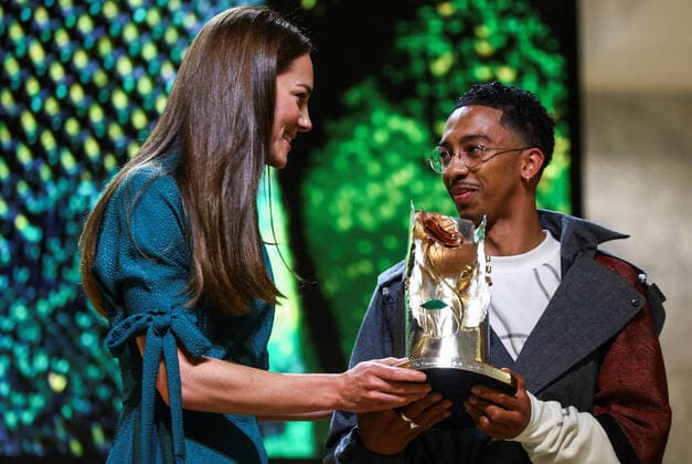 Bilder des Jahres 2022, Entertainment 05 Mai Entertainment Themen der Woche KW18 Entertainment Bilder des Tages . 04 05 2022. London, United Kingdom. Kate Middleton, the Duchess of Cambridge, presents the Queen Elizabeth II Award for British Design to Saul Nash, at the Design Museum in London.  xi-Imagesx IIM-23370-0035