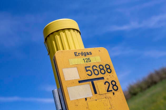 Markierung für eine Gasleitung in der Nähe von Tettnang ( Bodenseekreis Baden-Württemberg ) Gasleitung *** Marking for a gas pipeline near Tettnang Bodenseekreis Baden Württemberg gas pipeline
