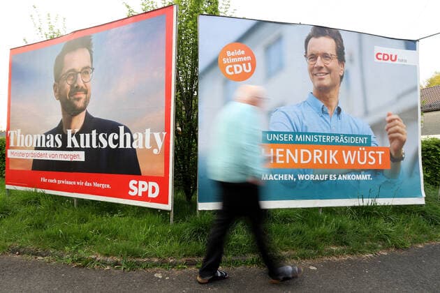 News Themen der Woche KW18 News Bilder des Tages Wahlplakat zur Landtagswahl in Nordrhein-Westfalen 2022 der SPD (links) mit dem Spitzenkandidat THOMAS KUTSCHATY MINISTERPRAESIDENT (MINISTERPRÄSIDENT) VON MORGEN. FUER (FÜR) EUCH GEWINNEN WIR DAS MORGEN und der CDU (rechts) mit dem Ministerpraesident (Ministerpräsident) HENDRIK WUEST (WÜST) UNSER MINISTERPRAESIDENT (MINISTERPRÄSIDENT) MACHEN, WORAUF ES ANKOMMT. BEIDE STIMMEN CDU Landtagswahlkampf im Siegerland am 04.05.2022 in Freudenberg Deutschland. *** Election poster for the state election in North Rhine Westphalia 2022 of the SPD left with the top candidate THOMAS KUTSCHATY MINISTERPRAESIDENT MINISTERPRESIDENT OF TOMORROW FOR YOU WE WIN THE TOMORROW and the CDU right with the State Premier HENDRIK WUEST WÜST MAKE OUR MINISTERPR
