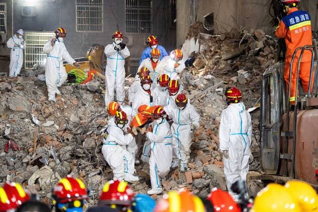 News Themen der Woche KW18 (220505) -- CHANGSHA, May 5, 2022 -- The tenth survivor is rescued from the debris about 132 hours after a self-built residential structure collapsed in Changsha, central China s Hunan Province, at around 12:00 a.m. May 5, 2022. Ten people have been rescued and five others died after a self-built residential structure collapsed in central China s Hunan Province on April 29, rescuers said early Thursday. ) CHINA-HUNAN-CHANGSHA-BUILDING COLLAPSE-RESCUE (CN) ChenxSihan 