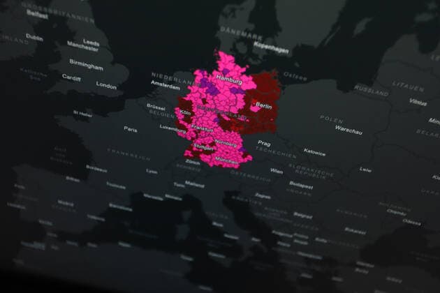 Dashboard des RKI, die 7-Tage-Inzidenz liegt nun bei 566,8 7-Tage-Inzidenz, Dashboard des RKI auf einem Monitor am 05.05.2022 in Siegen Deutschland.