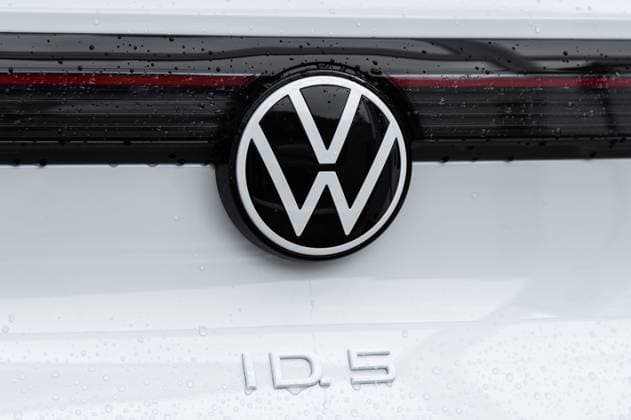 Ein ID 5 steht vor einem Autohaus. Villingen-Schwenningen Baden-Württemberg Deutschland *** An ID 5 stands in front of a car dealership Villingen Schwenningen Baden Württemberg Germany