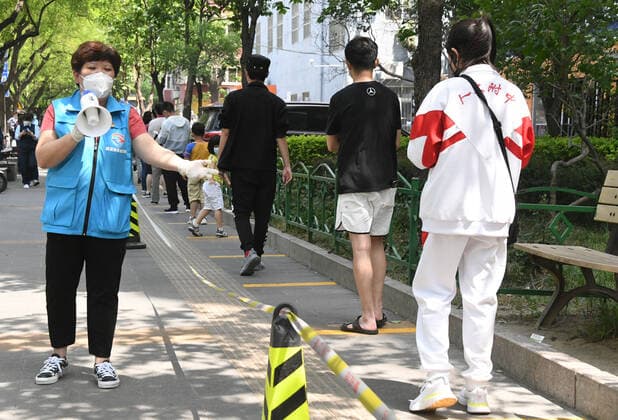 (220505) -- BEIJING, May 5, 2022 -- People line up to take nucleic acid tests in Haidian District, Beijing, capital of China, May 5, 2022. Beijing s 12 districts have carried out three rounds of nucleic acid screening from Tuesday till Thursday on a daily basis to curb the COVID-19 resurgence. ) CHINA-BEIJING-THREE ROUNDS OF NUCLEIC ACID SCREENING (CN) RenxChao 