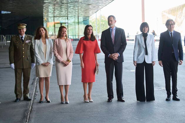 Spanisches Königspaar bei der Verleihung des nationalen Forschungspreises in Barcelona 05-05-2022 Barcelona The new inspector general of the Army in Catalonia, Manuel Busquier; the secretary general for Research, Raquel Yotti; the government delegate in Catalonia, Maria EugoÂ¨nia Gay; Queen Letizia; King Felipe VI and the Minister of Science and Innovation, Diana Morant, pose on their arrival at the presentation of the National Research Awards 2021 No Spain Â  Copyright: xPPEx